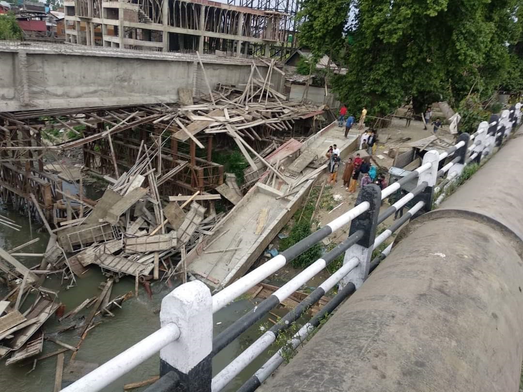 Nearly half a dozen shops inundated at Srinagar's Polo View market -  Srinagar News